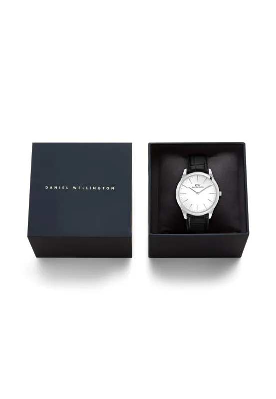 DW PATHFINDER HERREKLOKKE MED SORT REM (39MM)