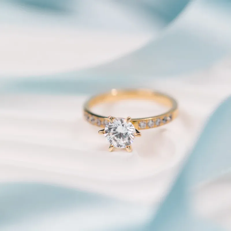 Ring THE CROWN 585 gull med LAB grown diamanter 1,20ct VS1