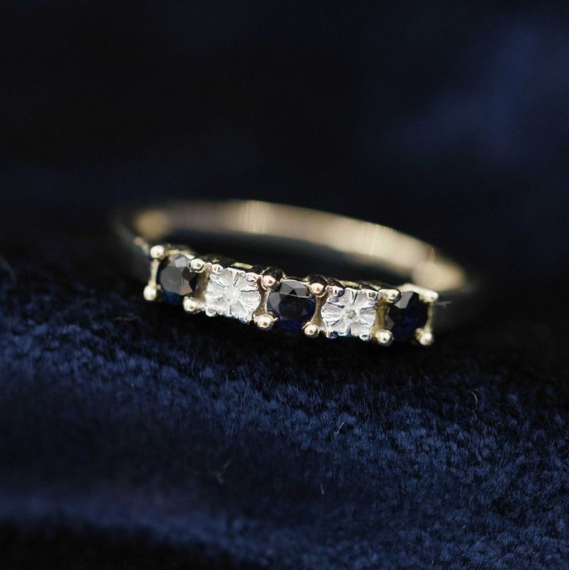 Ring i hvitt gull- safir og diamant  0.01 CT WP1 