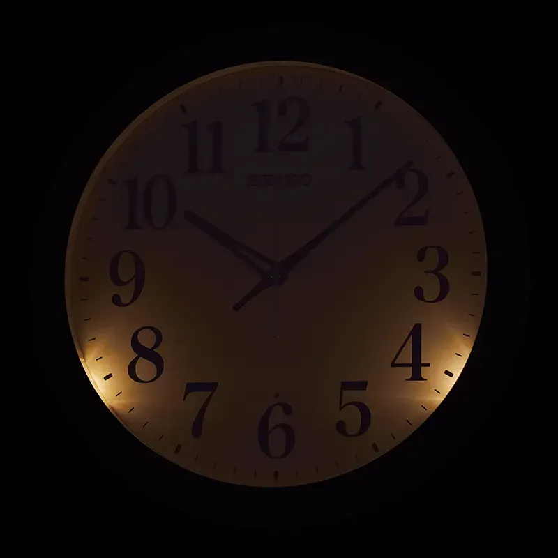 Seiko veggur- med automatisk lyssensor