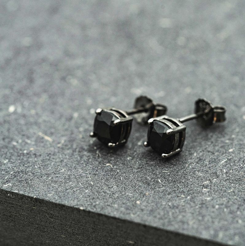 Øredobber i sølv med sort nanoglass