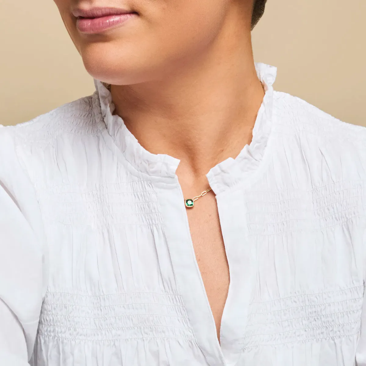 Nora Mørk smykke i forgylt sølv med grønn sten